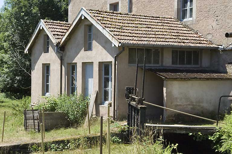 Le bâtiment d'eau et le vannage de décharge. © Jérôme Mongreville / Région Bourgogne-Franche-Comté, Inventaire du patrimoine - 2007