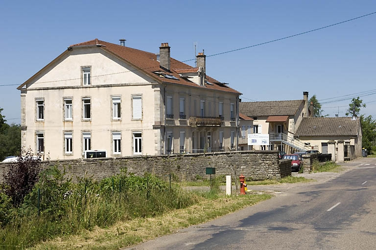Vue d'ensemble depuis la route départementale. © Jérôme Mongreville / Région Bourgogne-Franche-Comté, Inventaire du patrimoine - 2007
