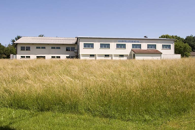 Vue d'ensemble de la nouvelle distillerie. © Jérôme Mongreville / Région Bourgogne-Franche-Comté, Inventaire du patrimoine - 2007