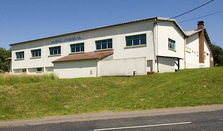 La nouvelle distillerie. Vue depuis la route. © Jérôme Mongreville / Région Bourgogne-Franche-Comté, Inventaire du patrimoine - 2007