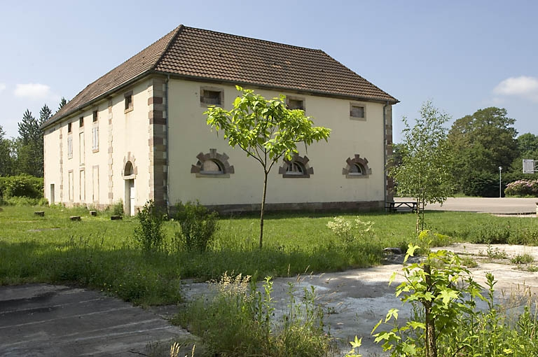 Ecuries et remises. Vue de trois quarts arrière. © Jérôme Mongreville / Région Bourgogne-Franche-Comté, Inventaire du patrimoine - 2007