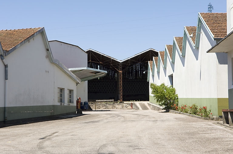 Extension nord de l'usine. Garages, entrepôt industriel (au fond) et magasin et menuiserie (à droite). © Jérôme Mongreville / Région Bourgogne-Franche-Comté, Inventaire du patrimoine - 2007