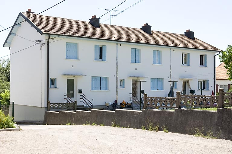 Logement ouvrier collectif (n° 36-38). Vue de trois quarts arrière. © Jérôme Mongreville / Région Bourgogne-Franche-Comté, Inventaire du patrimoine - 2007