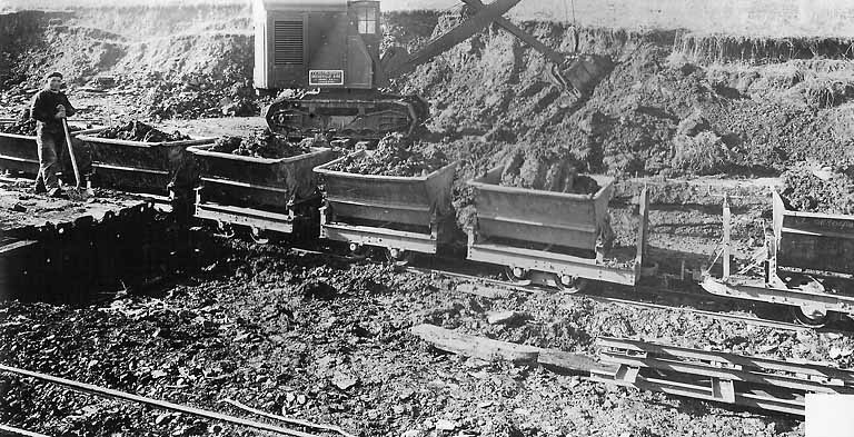 Chargement des wagonnets à la carrière. © Emile Hérissé / Région Bourgogne-Franche-Comté, Inventaire du patrimoine - 2007