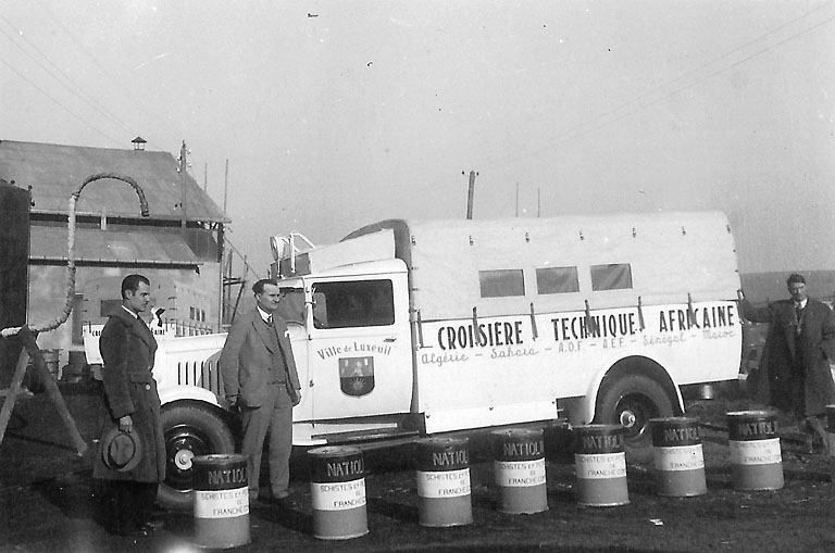 Pose de fûts de « Nationaline » devant un véhicule de la Croisière Technique Africaine. © Emile Hérissé / Région Bourgogne-Franche-Comté, Inventaire du patrimoine - 2007