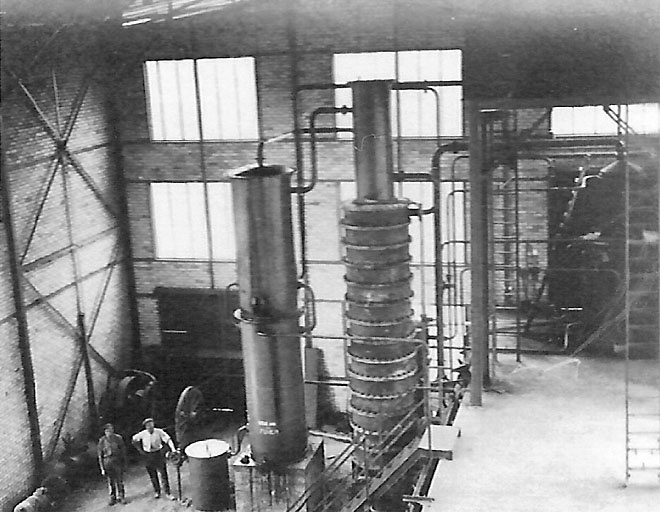 Intérieur de la raffinerie. Vue plongeante sur une colonne de distillation. © Emile Hérissé / Région Bourgogne-Franche-Comté, Inventaire du patrimoine - 2007