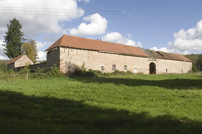 Vue d'ensemble depuis le sud-ouest. © Jérôme Mongreville / Région Bourgogne-Franche-Comté, Inventaire du patrimoine - 2007 Vue d'ensemble depuis le sud-ouest. © Jérôme Mongreville / Région Bourgogne-Franche-Comté, Inventaire du patrimoine - 2007