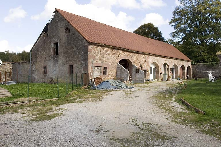 Ecuries et remises. © Jérôme Mongreville / Région Bourgogne-Franche-Comté, Inventaire du patrimoine - 2007 Ecuries et remises. © Jérôme Mongreville / Région Bourgogne-Franche-Comté, Inventaire du patrimoine - 2007