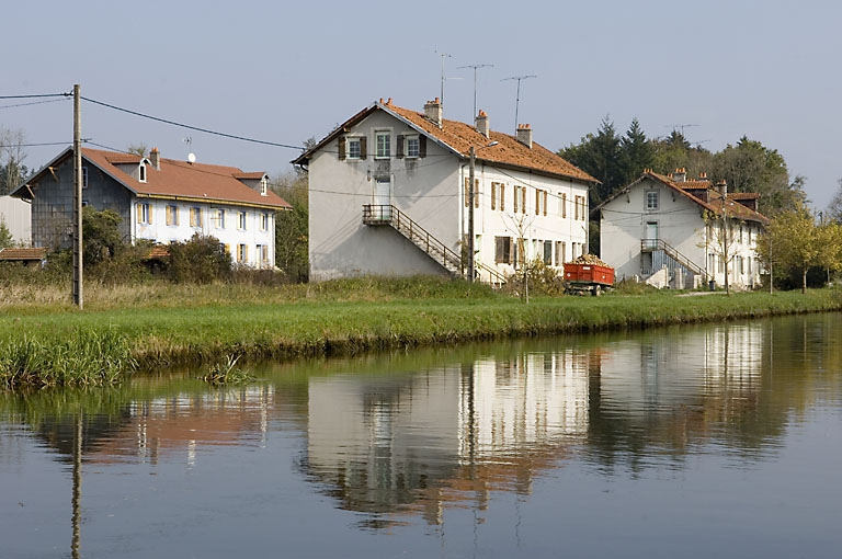 Maisons de la cité ouvrière, depuis le canal. © Jérôme Mongreville / Région Bourgogne-Franche-Comté, Inventaire du patrimoine - 2007