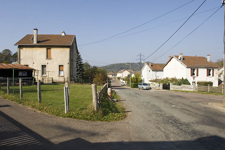 Vue d'ensemble depuis le sud-est. © Jérôme Mongreville / Région Bourgogne-Franche-Comté, Inventaire du patrimoine - 2007 Vue d'ensemble depuis le sud-est. © Jérôme Mongreville / Région Bourgogne-Franche-Comté, Inventaire du patrimoine - 2007