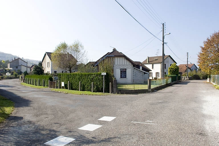 Vue d'ensemble depuis l'ouest. © Jérôme Mongreville / Région Bourgogne-Franche-Comté, Inventaire du patrimoine - 2007 Vue d'ensemble depuis l'ouest. © Jérôme Mongreville / Région Bourgogne-Franche-Comté, Inventaire du patrimoine - 2007