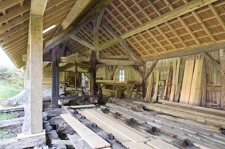 Intérieur de l'atelier de sciage. Chariot et châssis de scie. © Jérôme Mongreville / Région Bourgogne-Franche-Comté, Inventaire du patrimoine - 2007