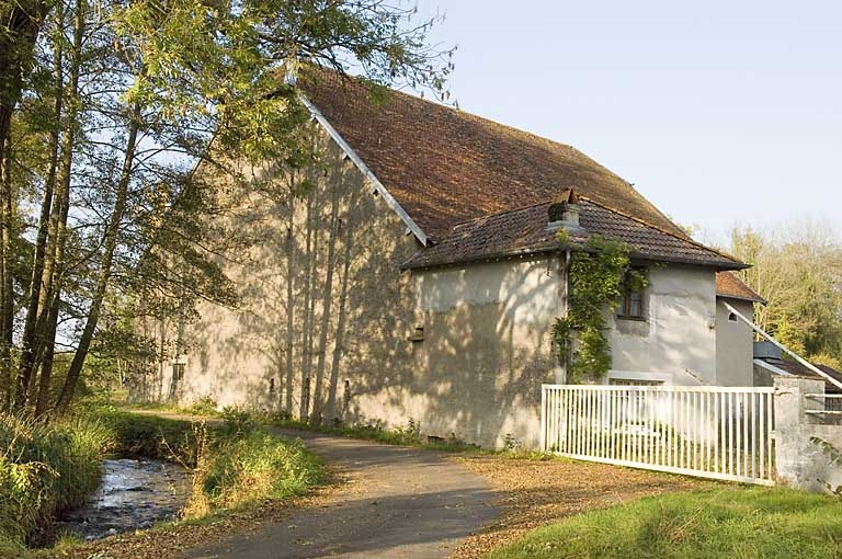Bâtiment abritant les parties agricoles et les cellules à grain. © Jérôme Mongreville / Région Bourgogne-Franche-Comté, Inventaire du patrimoine - 2007