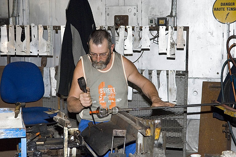 Formation de la jambe du verre à l'aide de fers. © Jérôme Mongreville / Région Bourgogne-Franche-Comté, Inventaire du patrimoine - 2007