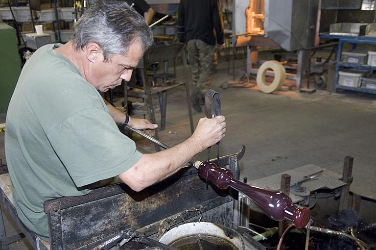 Etirage d'un pied de lampe. © Jérôme Mongreville / Région Bourgogne-Franche-Comté, Inventaire du patrimoine - 2007