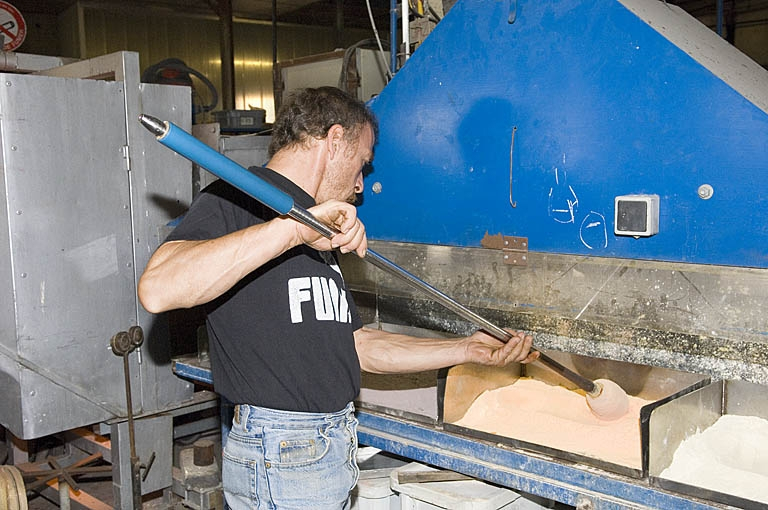 La paraison est enduite d'émail de cristal. © Jérôme Mongreville / Région Bourgogne-Franche-Comté, Inventaire du patrimoine - 2007