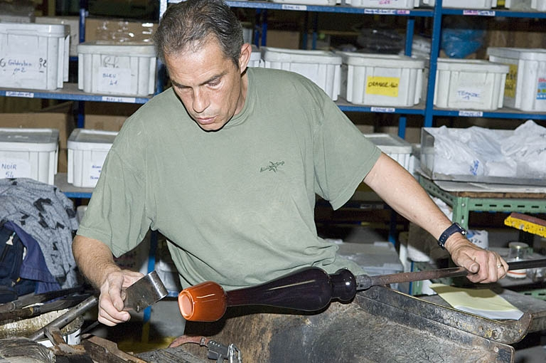 Façonnage du pied de la lampe (1). © Jérôme Mongreville / Région Bourgogne-Franche-Comté, Inventaire du patrimoine - 2007