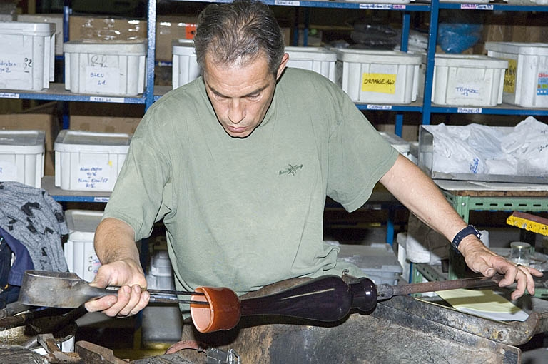 Façonnage du pied de la lampe (2). © Jérôme Mongreville / Région Bourgogne-Franche-Comté, Inventaire du patrimoine - 2007