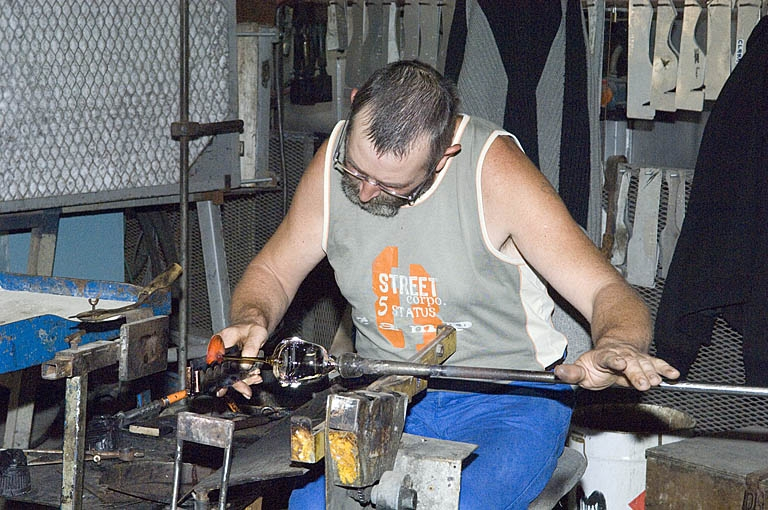 Formation du pied du verre. © Jérôme Mongreville / Région Bourgogne-Franche-Comté, Inventaire du patrimoine - 2007