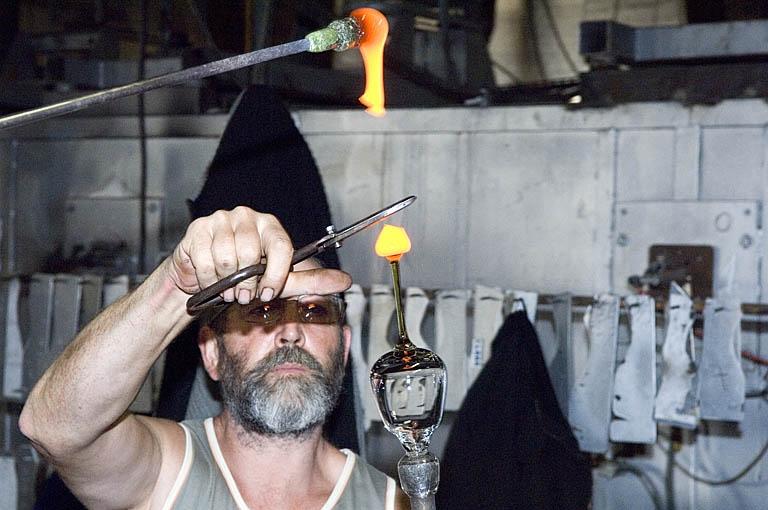 Réception du verre pour la formation du pied. © Jérôme Mongreville / Région Bourgogne-Franche-Comté, Inventaire du patrimoine - 2007