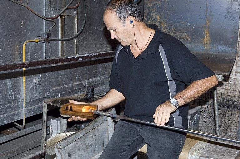 Maillochage (préformation de la paraison). © Jérôme Mongreville / Région Bourgogne-Franche-Comté, Inventaire du patrimoine - 2007