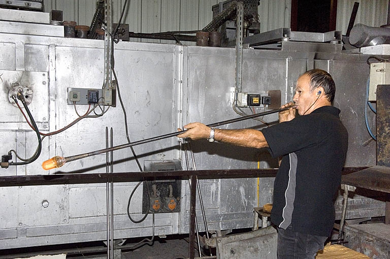 Soufflage de la pièce maillochée. © Jérôme Mongreville / Région Bourgogne-Franche-Comté, Inventaire du patrimoine - 2007 Soufflage de la pièce maillochée. © Jérôme Mongreville / Région Bourgogne-Franche-Comté, Inventaire du patrimoine - 2007