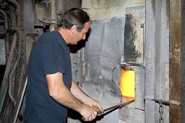 Prélèvement du verre en fusion (ou cueillage) par le cueilleur marbreur. © Jérôme Mongreville / Région Bourgogne-Franche-Comté, Inventaire du patrimoine - 2007