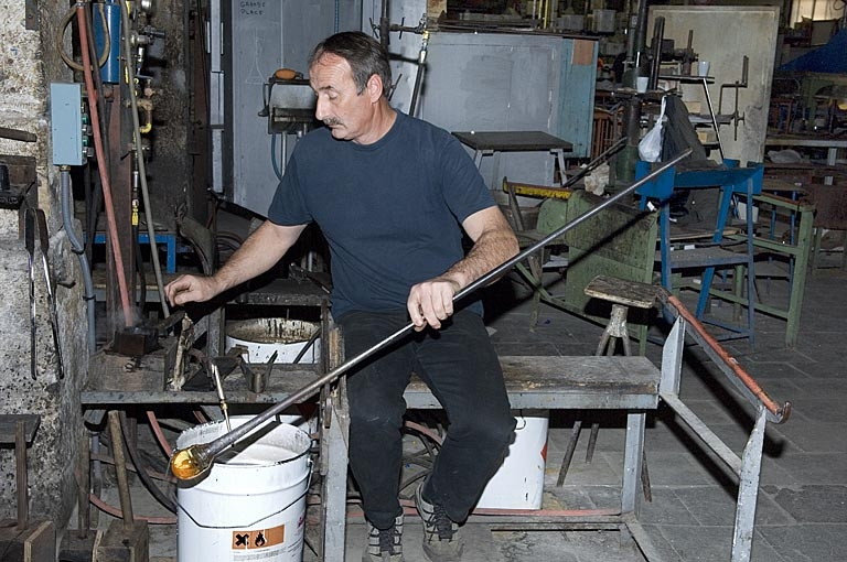 Préparation de la paraison pour le maillochage. © Jérôme Mongreville / Région Bourgogne-Franche-Comté, Inventaire du patrimoine - 2007