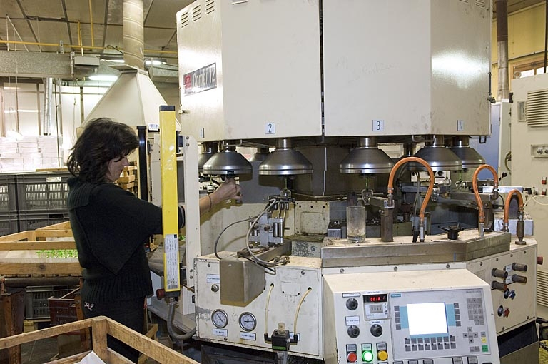 Opératrice sur la machine coupeuse-fletteuse. © Jérôme Mongreville / Région Bourgogne-Franche-Comté, Inventaire du patrimoine - 2007