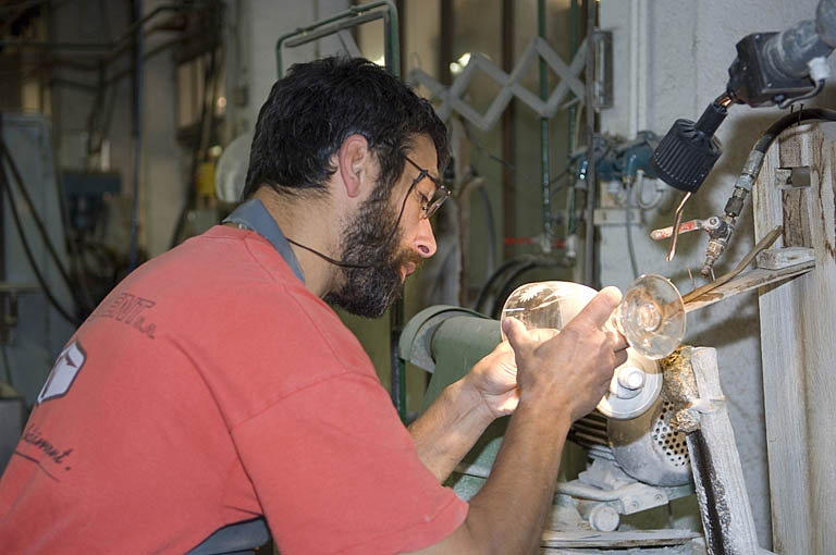 Atelier de finition ou parachèvement. Taille de verre (2). © Jérôme Mongreville / Région Bourgogne-Franche-Comté, Inventaire du patrimoine - 2007