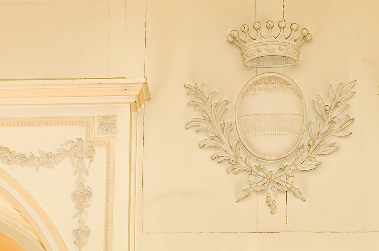 Salon : détail des armoiries à droite de la fenêtre centrale. © Jérôme Mongreville / Région Bourgogne-Franche-Comté, Inventaire du patrimoine - 2008