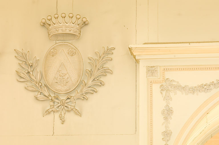 Salon : détail des armoiries à gauche de la fenêtre centrale. © Jérôme Mongreville / Région Bourgogne-Franche-Comté, Inventaire du patrimoine - 2008