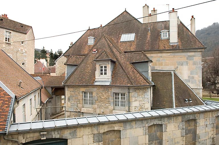 Vue d'ensemble des façades latérales depuis le balcon de l'hôtel de Courbouzon, situé rue Chifflet. © Jérôme Mongreville / Région Bourgogne-Franche-Comté, Inventaire du patrimoine - 2008