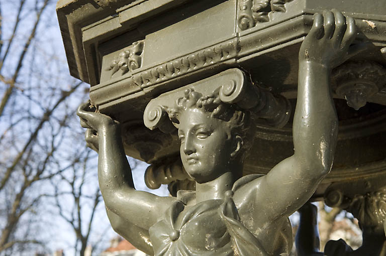 Borne fontaine dite fontaine wallace : détail d'une tête de cariatide. © Jérôme Mongreville / Région Bourgogne-Franche-Comté, Inventaire du patrimoine - 2008