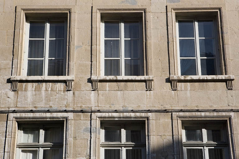 Logis principal sur rue : détail des fenêtres du deuxième étage. © Yves Sancey / Région Bourgogne-Franche-Comté, Inventaire du patrimoine - 2008