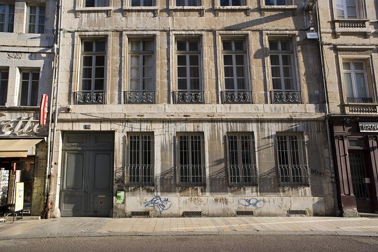 Logis principal sur rue : détail du rez-de-chaussée et du premier étage. © Yves Sancey / Région Bourgogne-Franche-Comté, Inventaire du patrimoine - 2008