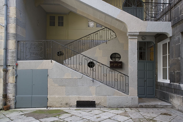 Détail des premières volées de l'escalier à cage ouverte. © Yves Sancey / Région Bourgogne-Franche-Comté, Inventaire du patrimoine - 2008