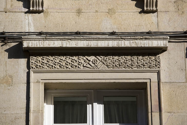 Détail d'un décor sculpté au-dessus d'une fenêtre du premier étage. © Yves Sancey / Région Bourgogne-Franche-Comté, Inventaire du patrimoine - 2008