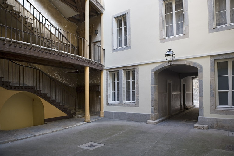 Première cour : vue de trois quarts droit avec le départ de l'escalier à cage ouverte. © Yves Sancey / Région Bourgogne-Franche-Comté, Inventaire du patrimoine - 2008