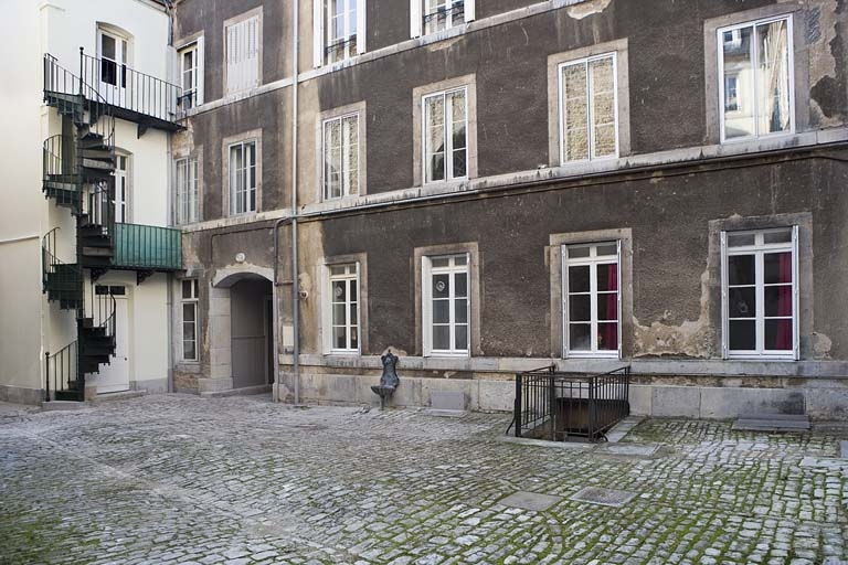 Deuxième cour : vue de la façade postérieure du logis secondaire, de trois quarts droit. © Yves Sancey / Région Bourgogne-Franche-Comté, Inventaire du patrimoine - 2008