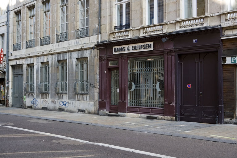 Logis principal, façade sur rue : détail de la devanture du magasin de trois quarts droit. © Yves Sancey / Région Bourgogne-Franche-Comté, Inventaire du patrimoine - 2008