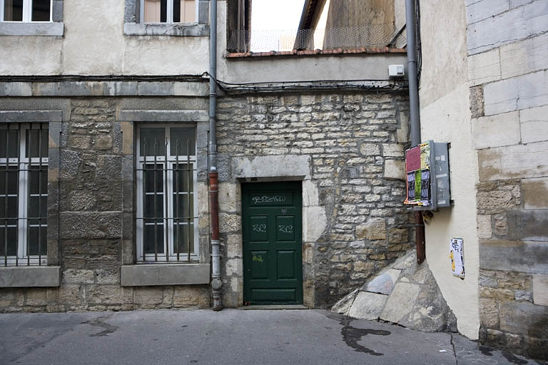 Détail de la porte secondaire située rue de la Bibliothèque. © Yves Sancey / Région Bourgogne-Franche-Comté, Inventaire du patrimoine - 2008