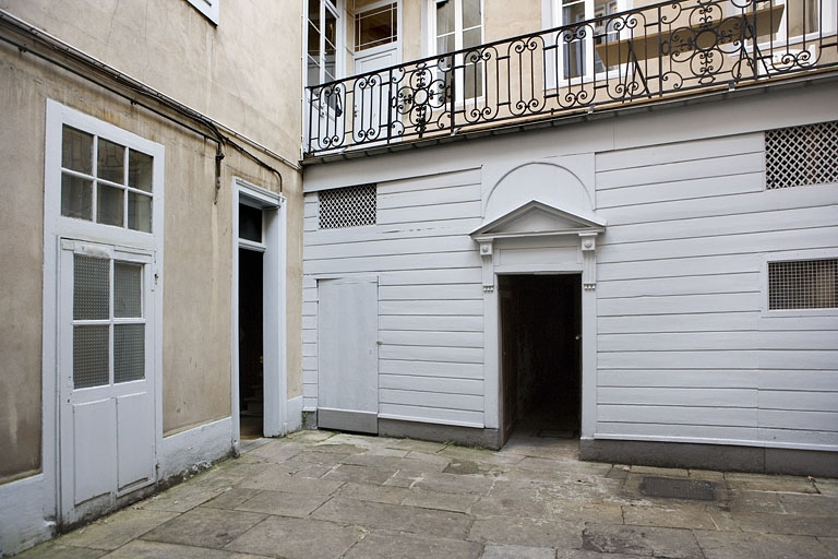 Vue du rez-de-chaussée des bâtiments au fond de la première cour : de trois quarts gauche. © Yves Sancey / Région Bourgogne-Franche-Comté, Inventaire du patrimoine - 2008