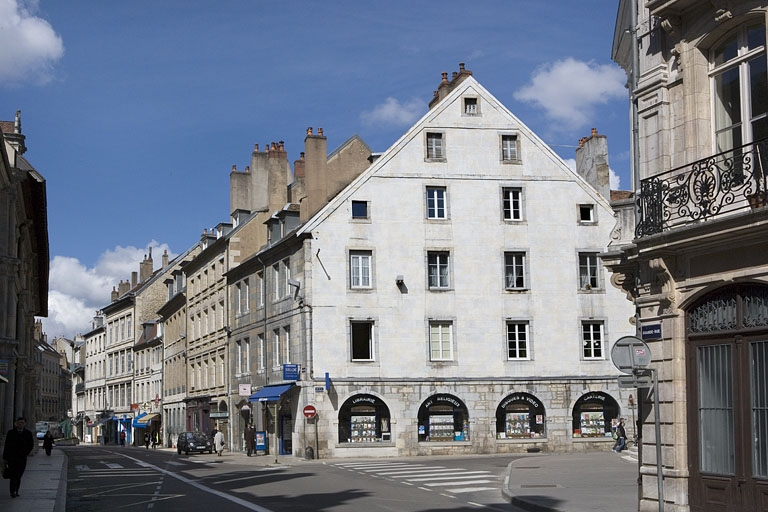 Vue d'ensemble du logis principal de trois quarts droit. © Yves Sancey / Région Bourgogne-Franche-Comté, Inventaire du patrimoine - 2008