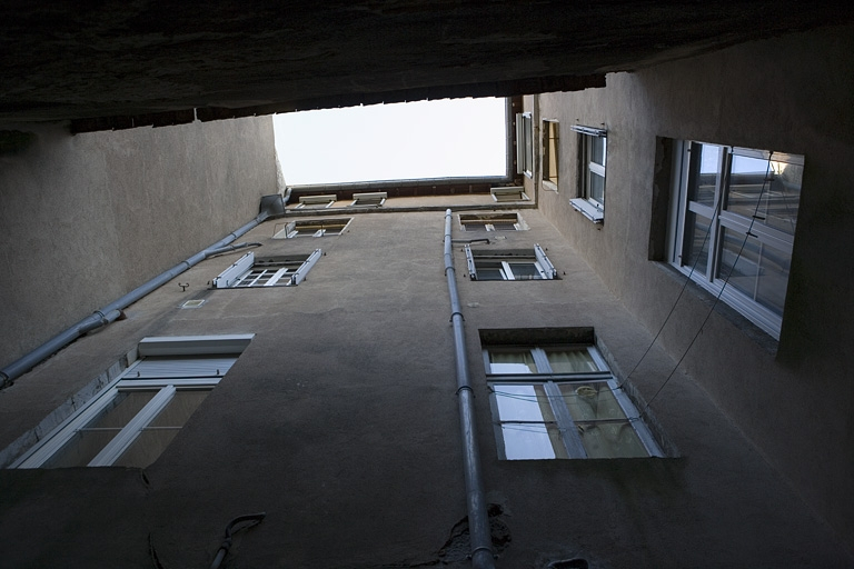 Vue des bâtiments en contre-plongée situés dans la deuxième cour. © Yves Sancey / Région Bourgogne-Franche-Comté, Inventaire du patrimoine - 2008
