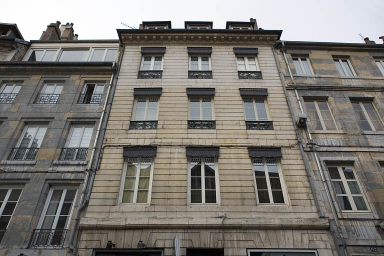 Détail de la façade sur rue au-dessus du rez-de-chaussée. © Yves Sancey / Région Bourgogne-Franche-Comté, Inventaire du patrimoine - 2008