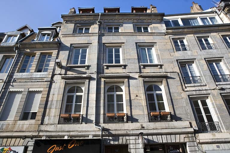 Détail de la façade sur rue au-dessus du rez-de-chaussée, de face. © Yves Sancey / Région Bourgogne-Franche-Comté, Inventaire du patrimoine - 2008
