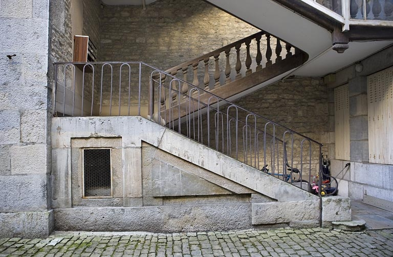Détail du départ du premier escalier à cage ouverte depuis la cour. © Yves Sancey / Région Bourgogne-Franche-Comté, Inventaire du patrimoine - 2008