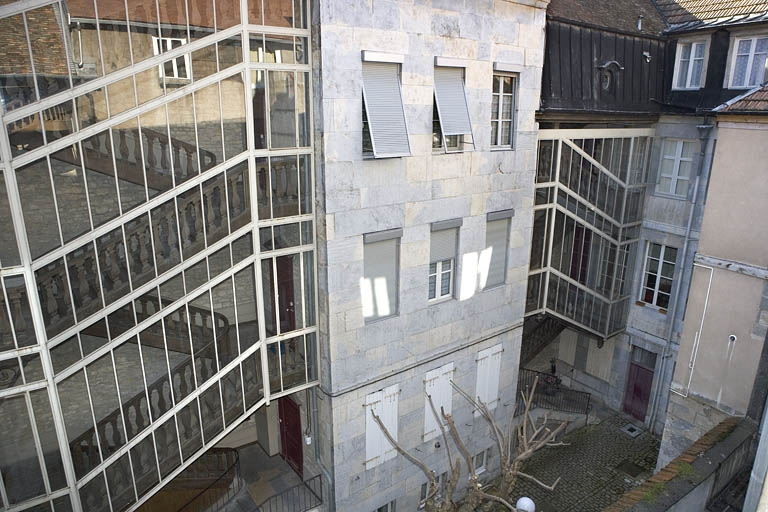 Bâtiment à gauche de la première cour : vue rapprochée. © Yves Sancey / Région Bourgogne-Franche-Comté, Inventaire du patrimoine - 2008