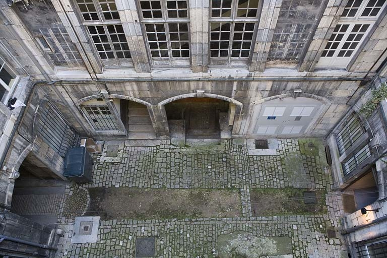 Aile gauche dans la première cour : détail du rez-de-chaussée, vue en plongée. © Yves Sancey / Région Bourgogne-Franche-Comté, Inventaire du patrimoine - 2008